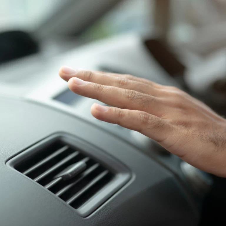 dłoń i klimatyzacja samochodowa